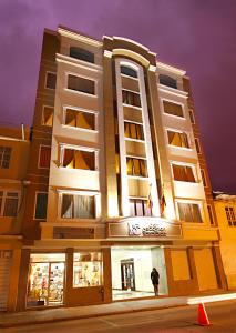 Ein Mann steht vor einem Gebäude. in der Unterkunft Hotel San Sebastián Loja in Loja