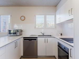 A cozinha ou kitchenette de Intrepid 1 3 Intrepid Close Amazing views of Shoal Bay only 100m from the Beach