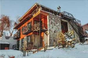 Una casa en la nieve con una escalera. en Montaña Blanca en Farellones