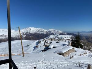 una montaña cubierta de nieve con un lodge de esquí. en Montaña Blanca en Farellones