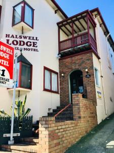 un bâtiment avec un panneau indiquant le lodge hawwell dans l'établissement Halswell Lodge, à Wellington