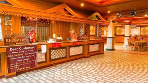 een restaurant met een eetbar met een tafel bij AA Pattaya Ville in Pattaya