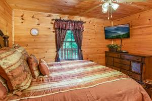 A bed or beds in a room at EASY LIVIN - SECLUDED FAMILY LOG CABIN