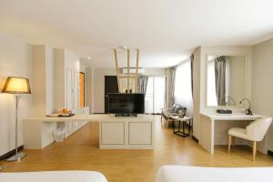 Μια τηλεόραση ή/και κέντρο ψυχαγωγίας στο De Hug Hotel & Residence