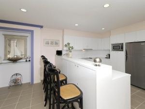 A cozinha ou cozinha compacta de Bagnall Views Stylish and modern duplex across the road to the waters edge