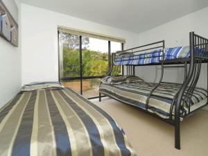 Uma ou mais camas em beliche em um quarto em Bagnall Views Stylish and modern duplex across the road to the waters edge