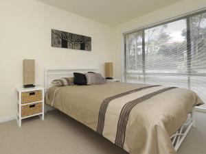 Cama ou camas em um quarto em Bagnall Views Stylish and modern duplex across the road to the waters edge