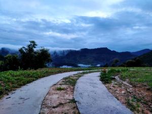 un chemin de terre au milieu d'un champ dans l'établissement Mù Cang Chải Dream House, à Lao San Chay 3 autres photos