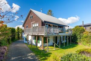 Gallery image of Chalet Mahuta - Five Mile Bay Holiday Home in Waitahanui