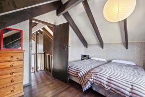 Кровать или кровати в номере Chalet Mahuta - Five Mile Bay Holiday Home