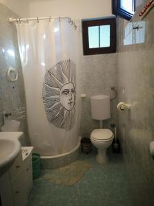 希德雷茨的住宿－馬里加公寓，浴室设有淋浴帘和面部
