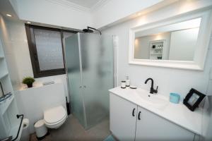 A bathroom at YalaRent Migdalor Boutique Hotel Apartments with Sea Views Tiberias
