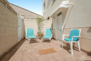tre sedie blu sedute su un patio di Casa Vacacional con Encanto a Puerto de la Cruz