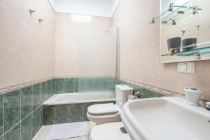 un bagno con un water, una vasca e un lavandino di Casa Vacacional con Encanto a Puerto de la Cruz Altre 19 foto