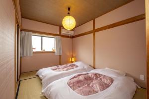 Postel nebo postele na pokoji v ubytování Kizuna House near Nijo Castle
