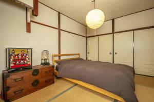 Кровать или кровати в номере Koyasu - Traditional house near Silver Pavilion