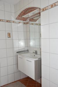 een badkamer met een wastafel en een spiegel bij Biohof Weissensteiner in Ullrichs