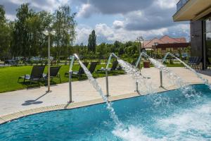 un tobogán de agua en una piscina en un parque en Balneo Hotel Zsori Thermal & Wellness, en Mezőkövesd