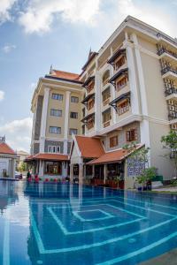 Bazén v ubytování Kampong Thom Palace Hotel nebo v jeho okolí