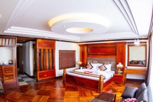 Postel nebo postele na pokoji v ubytování Kampong Thom Palace Hotel