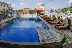 Bazén v ubytování Kampong Thom Palace Hotel nebo v jeho okolí