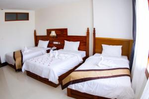 Postel nebo postele na pokoji v ubytování Kampong Thom Palace Hotel