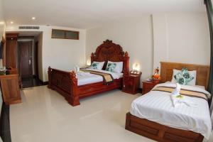 Postel nebo postele na pokoji v ubytování Kampong Thom Palace Hotel
