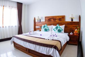Postel nebo postele na pokoji v ubytování Kampong Thom Palace Hotel