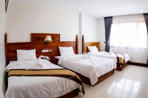 Postel nebo postele na pokoji v ubytování Kampong Thom Palace Hotel