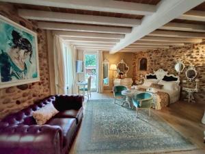a living room with a bed and a couch at Regia Rosetta - Royal Rooms Borghetto in Valeggio sul Mincio