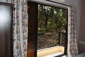 ein Fenster mit Blick auf einen Balkon in der Unterkunft Smita Villa in Alibag