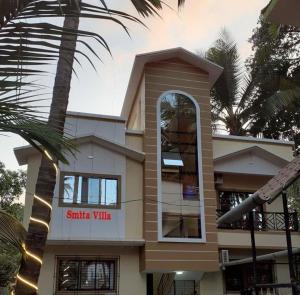 a santa vita villas building with a palbaum in der Unterkunft Smita Villa in Alibag