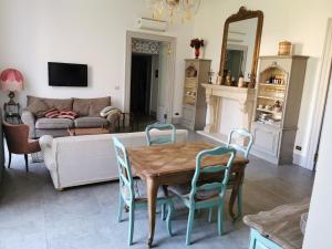 uma sala de estar com uma mesa e cadeiras e um sofá em Piazza Marina Chic em Palermo
