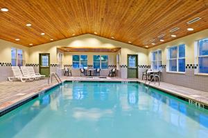 Country Inn & Suites by Radisson, Harrisburg Northeast - Hershey tesisinde veya buraya yakın yüzme havuzu