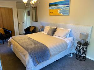 Un pat sau paturi într-o cameră la Harmony Bed & Breakfast