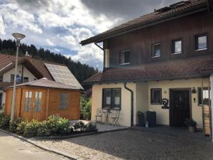 a house with a solar panel on the roof at Ferienwohnung im Kupferhammer in Titisee-Neustadt