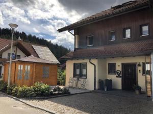 ティティゼー・ノイシュタットにあるFerienwohnung im Kupferhammerの屋根に太陽光パネルを設けた家