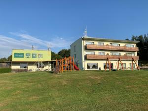 un edificio con parque infantil frente a un edificio en Hotel Devítka, en Hřensko