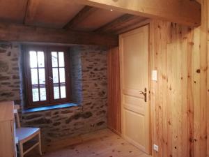 een lege kamer met een deur en een raam bij Le Pijoulet in Tignac +44 foto's