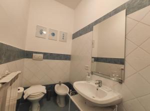 bagno bianco con lavandino e servizi igienici di Appartamento a 60 metri dal lungomare Circe a Terracina
