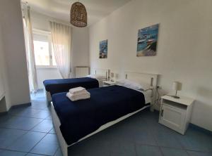 una camera con due letti e due comodini di Appartamento a 60 metri dal lungomare Circe a Terracina