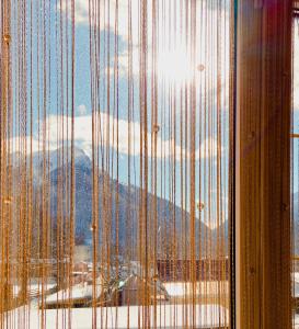 アルヒズにあるHoliday Home Baritの雪山の景色を望む窓