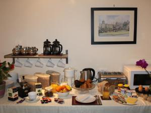 a table with food on it with a counter top at Oxfordbnb in Oxford