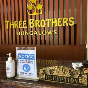 Three Brothers Bungalows & Villas的证书、奖牌、标识或其他文件