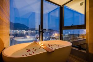 Ein allgemeiner Bergblick oder ein Berglick von des Hotels aus