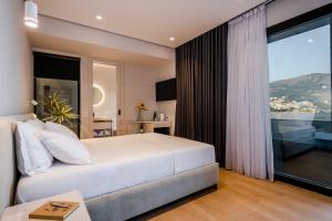 Ein Bett oder Betten in einem Zimmer der Unterkunft Rea Boutique Hotel