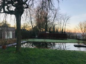 Blick auf ein Haus und einen Wasserkörper in der Unterkunft Panacée Guesthouses in Ronse