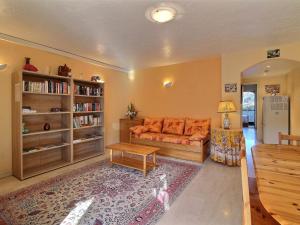 sala de estar con sofá y estante para libros en Paradisier Apartment Mougins, en Mougins