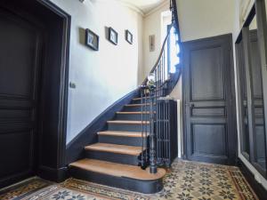 um corredor com uma escada e uma porta em La Paresse en Ville em Bayeux