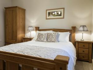 een slaapkamer met een groot bed met 2 nachtkastjes bij Parkers House Bed & Breakfast in Newtown